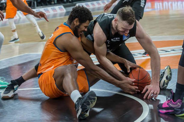 更加积极的 更加积极的